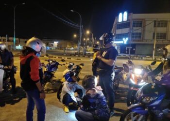 REMAJA yang ditahan kerana berlumba motosikal dalam operasi di daerah Manjung bermula 16 April lalu sehingga semalam. - IHSAN PDRM