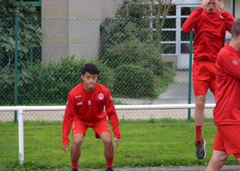 LUQMAN Hakim Shamsudin menjalani latihan pertama bersama skuad KV Kortrijk di Kortrijk, Belgium semalam. - IHSAN KV KORTRIJK