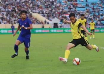 Aksi Luqman Hakim Shamsudin  pada aksi menentang Kemboja pada perlawanan bola sepak Sukan SEA VIetnam 2021. -UTUSAN