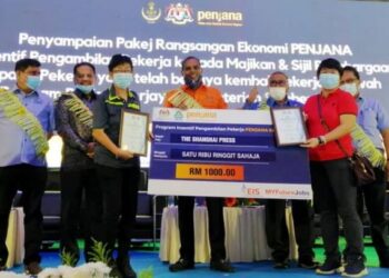 SARAVANAN (tengah) menyampaikan Pakej Ransangan Ekonomi Penjana kepada majikan dan pekerja dalam Karnival PenjanaKerjaya Kementerian Sumber Manusia Sungai Siput 2020 di Sungai Siput, Perak hari ini. - UTUSAN/ASLIZA MUSA