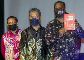 M. SARAVANAN (kanan) menunjukkan buku Perkembangan Isu-isu Semasa Kesatuan Sekerja di Malaysia pada Program Aspirasi Keluarga Malaysia : Outreach Kesatuan Sekerja dan Majlis Penyampaian Geran Pembangunan Kesatuan Sekerja (GPKS) 2022 Zon Tengah di Putrajaya. - FOTO/FAISOL MUSTAFA