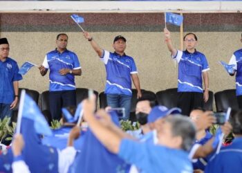 M. SARAVANAN (dua dari kiri) pada pelancaran jentera PRU15 BN Parlimen Tapah di Tapah hari ini. - FOTO/MUHAMAD NAZREEN SYAH MUSTHAFA