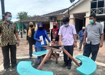 ASMUNI Awi (dua dari kanan) menunjukkan keadaan meja  makan yang sudah rosak di Medan Selera Taman Meru, Ipoh, Perak,  hari ini. - UTUSAN/SAYED HESHAM IDRIS