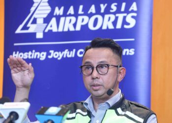 ISKANDAR Mizal Mahmood ketika sidang akhbar berhubung pemberhentian serta-merta perkhidmatan aerotrain di KLIA Terminal 1, Sepang, Selangor. - UTUSAN/FAISOL MUSTAFA