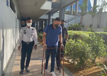 LEE Han Wee ketika hadir di Mahkamah Majistret, Ayer Keroh, Melaka, hari ini. - UTUSAN/DIYANATUL ATIQAH ZAKARYA