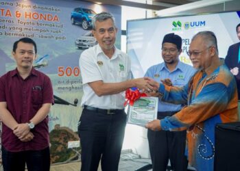 AHMAD Tarmizi Sulaiman (dua kanan) menyaksikan Ahli Lembaga Pengarah Uniutama Solution Sdn Bhd, Muhammad Dimyati Abdullah (kanan) menyerahkan dokumen hasil kajian I-Banci kepada Pengurus Besar MADA, Kamarudin Dahuli (dua kiri) selepas majlis pelancaran Sistem Aplikasi MADA iBanci Pesawah di Taman Ekspo Pertanian Malaysia (MAEPS) Serdang, semalam. - UTUSAN/FARIZ RUSADIO
