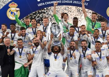 PEMAIN Real Madrid meraikan kejayaan mereka muncul juara Eropah selepas menumpaskan Liverpool dalam final di Paris hari ini. - AFP