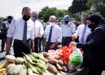 MENTERI Pertahanan, Datuk Seri Hishammuddin Tun Hussein (kiri) bersama Ronald Kiandee (tiga dari kiri) melihat antara sumbangan makanan yang diserahkan pada Program Bakul MAFI Prihatin hari ini. - UTUSAN/MOHD FARIZWAN HASBULLAH 