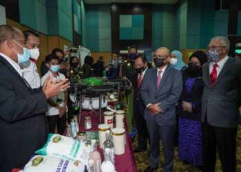 RONALD Kiandee melawat sekitar gerai pameran pada Majlis Menandatangani MOU SMART SBB 2021 di Kuala Lumpur, hari ini. - UTUSAN/MOHD FARIZWAN HASBULLAH 