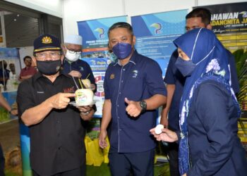 AHMAD Hamzah (kiri) melawat gerai pameran agensi kerajaan pada Program Jelajah Agropreneur Muda di RTC Gopeng, Perak, hari ini. - UTUSAN/ZULFACHRI ZULKIFLI