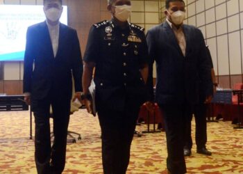 FISOL Salleh dan K. Raj Kumar pada pertemuan antara pegawai PDRM Pulau Pinang dan pihak pengurusan hotel berhubung inisiatif CRASH di Georgetown, hari ini.