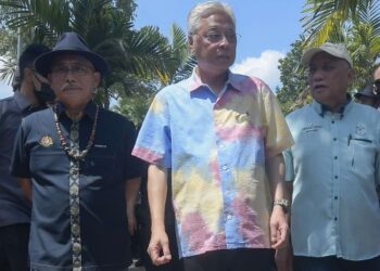 ISMAIL Sabri Yaakob (tengah) diriingi Menteri Pertanian dan Industri Makanan, Datuk Seri Dr Ronald Kiandee (kiri) hadir melawat Pameran MAHA 2022 di MAEPS, Serdang, hari ini. - FOTO/IHSAN RAKAN MEDIA