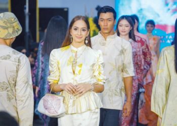 KOLEKSI Batik Malaysia diperagakan sempena kempen ‘Ini Batik 
Malaysia’ pada Pameran Pertanian Hortikultur dan Agropelancongan 
Malaysia (MAHA) 2022 di Taman Ekspo Pertanian Malaysia (MAEPS) 
di sini, kelmarin. – UTUSAN/FARIZ RUSADIO