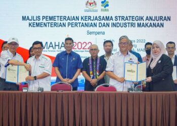 MOHAMED Azmin Ali (tiga kiri) bersama Menteri Pertanian dan Industri Makanan, Datuk Seri Dr Ronald Kiandee (empat kiri) menyaksikan pertukaran memorandum perjanjian (MoA) antara wakil Biotropics Malaysia Berhad bersama SHRF Food Industries Sdn Bhd ketika majlis Pemeteraian Kerjasama Strategik Anjuran Kementerian Pertanian dan Industri Makanan sempena Pameran Pertanian Hortikultur dan Agropelancongan Malaysia (MAHA) 2022 di Taman Ekspo Pertanian Malaysia (MAEPS) di sini, hari ini. -UTUSAN/FARIZ RUSADIO