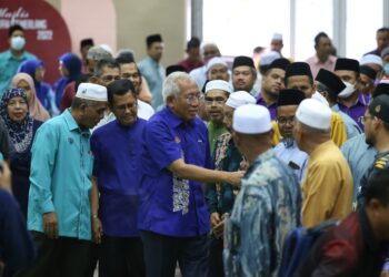 MAHDZIR Khalid bersalaman dengan tetamu yang hadir ke majlis ramah mesra bersama guru-guru KAFA dan jawatankuasa masjid daerah Padang Terap di Sekolah Menengah Kebangsaan Kuala Nerang, hari ini.  -UTUSAN/SHAHIR NOORDIN