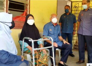 MAHDZIR Khalid meninjau keadaan kawasan sebuah rumah penduduk yang terjejas dalam kejadian kepala air di Kampung Setol, Yan, Kedah, hari ini. - FOTO/SHAHIR NOORDIN