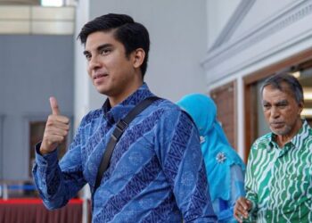 SYED Saddiq Syed Abdul Rahman berjalan keluar selepas hadir perbicaraan kes yang dihadapinya iaitu empat pertuduhan berkaitan pecah amanah dana berjumlah RM1 juta dan pengubahan wang haram di Kompleks Mahkamah Kuala Lumpur. - UTUSAN/FARIZ RUSADIO