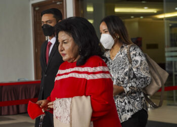 Datin Seri Rosmah Mansor diiringi anaknya. Nooryana Najwa keluar dari mahkamah selepas menghadiri prosiding kes 1MDB yang melibatkan suaminya, Datuk Seri Najib Razak di Kompleks Mahkamah Kuala Lumpur di sini, hari ini. -UTUSAN/MUHAMAD IQBAL ROSLI