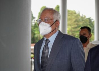 NAJIB Tun Razak (kiri) hadir bagi sambungan perbicaraan berhubung kes 1MDB yang dihadapinya di Kompleks Mahkamah Kuala Lumpur di sini, semalam.-UTUSAN/ FARIZ RUSADIO