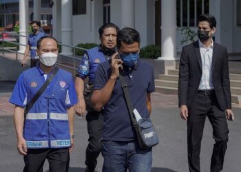 ROSMADIE Ramli (memegang telefon) hadir di Mahkamah Majistret Selayang bagi menghadapi pertuduhan memindahkan 20 ekor lembu tanpa kebenaran. -  UTUSAN/AMIR KHALID