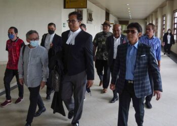JAMAL Abdillah selaku wakil selebriti bersama sebahagian daripada 32 orang selebriti yang hadir bagi mendengar keputusan kebenaran untuk memulakan tindakan saman terhadap syarikat Prism Berhad berhubung pembayaran royalti di Kompleks Mahkamah Kuala Lumpur di sini hari ini.-UTUSAN/ AMIR KHALID