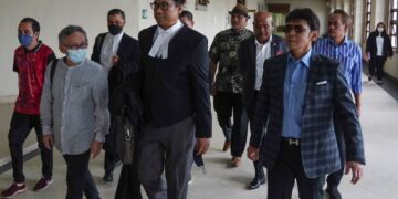 JAMAL Abdillah selaku wakil selebriti bersama sebahagian daripada 32 orang selebriti yang hadir bagi mendengar keputusan kebenaran untuk memulakan tindakan saman terhadap syarikat Prism Berhad berhubung pembayaran royalti di Kompleks Mahkamah Kuala Lumpur di sini hari ini.-UTUSAN/ AMIR KHALID
