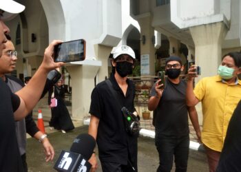 SAM Bunkface (tengah) hadir di Mahkamah Rendah Syariah Petaling, Subang Bestari bagi permohonan mengubah perintah nafkah anak. - UTUSAN/SYAKIR RADIN
