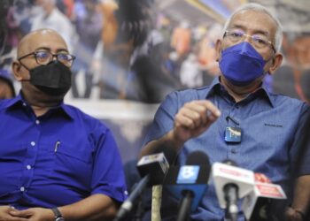 MAHDZIR Khalid (kanan) dan Ketua UMNO Bahagian Port Dickson, Mohd. Faizal Ramli dalam sidang akhbar Majlis Penyampaian Bantuan Pembelian Barangan Keperluan Asas Dewan Undangan Negeri (DUN) Sri Tanjung Parlimen Port Dickson hari ini.- UTUSAN/MOHD. SHAHJEHAN MAAMIN
