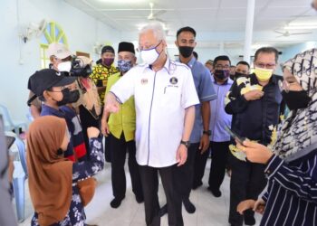 ISMAIL SABRI Yaakob (tengah) bertanyakan sesuatu kepada kanak-kanak yang hadir pada majlis perasmian Mesyuarat Agong Koperasi Pekebun Kecil Daerah Bera di Dewan Masjid Nurulsallam, Kampung Batu Papan di Bera, Pahang. - UTUSAN/SHAIKH AHMAD RAZIF
