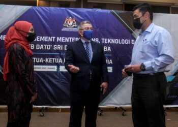 ADHAM Baba beramah mesra bersama Pengarang Kosmo!, Wan Hasnan Wan Hassan (kanan) dan wartawan Utusan Malaysia, Maisarah Sheikh Rahim pada program libat urus MOSTI bersama Ketua-Ketua Pengarang Media di Putrajaya. - UTUSAN/FAISOL MUSTAFA