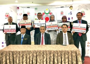 PENGERUSI MAIWP, Tan Sri Dr. Mohd. Daud Bakar (tengah) bersama Pemangku Ketua Pegawai Eksekutif MAIWP, Mohd. Nizam Yahya (kiri) dan Timbalan Ketua Pegawai Eksekutif (Pengurusan) MAIWP, Mohd. Fauzi Abidin dalam sidang akhbar membentangkan Bajet MAIWP 2023 di Kuala Lumpur, semalam.