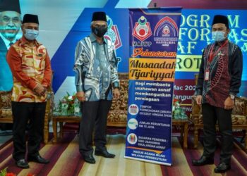 MOHD. Daud Bakar (tengah) bersama Timbalan Ketua Pegawai Eksekutif (Operasi) MAIWP, Mohd. Nizam Yahya (kiri) pada perasmian program Transformasi Asnaf Jaya di Kuala Lumpur, hari ini. - UTUSAN/FARIZ RUSADIO