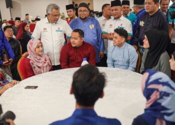 PENGERUSI  MAIWP, Tan Sri Dr Mohd Daud Bakar beramah mesra bersama bakal pengantin selepas pelancaran Karnival MAIWP di sebuah hotel d ibu negara semalam -UTUSAN.Saddam Yusoff