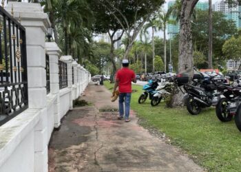 GAMBAR dimuat naik di Twitter memaparkan seorang warga asing berjalan pergi selepas dihalang memasuki masjid untuk menunaikan solat Jumaat, semalam.