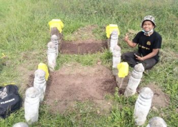 MOHAMMAD Tanzilul Furqan menunjukkan makam yang didakwanya milik Sultan Mahmud I yang ditemukan di Sungai Mas, Kedah, baru-baru ini.