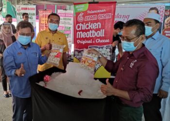CHE Abdullah Mat Nawi (kiri) melancarkan produk terbaharu Ayam Bismi, Chicken Meatball selepas melawat kilang pemprosesan Ayam Bismi di Simpang Empat Kangkung, Alor Setar, Kedah, hari ini. - UTUSAN/ZAID MOHD. NOOR