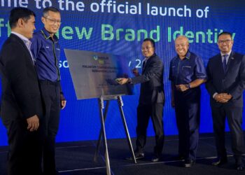 NIK Nazmi Nik Ahmad (tengah) melakukan gimik pelancaran inisiatif penjenamaan semula Malakoff Corporation Berhad (Malakoff) di Kuala Lumpur. Hadir sama Ahmad Tajuddin Ali (dua dari kanan) dan Ketua Pegawai Eksekutif Malakoff Corporation Berhad, Anwar Syahrin Abdul Ajib (dua dari kiri). - UTUSAN/FARIZ RUSADIO 