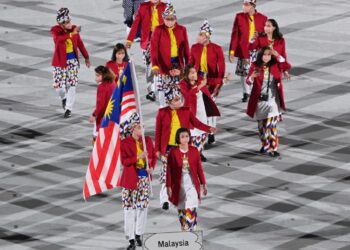 KONTINJEN negara menyempurnakan perbarisan masuk upacara pembukaan Sukan Olimpik 2020.