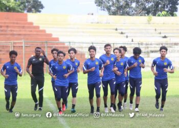 PEMAIN Malaysia menjalani latihan akhir semalam dalam persiapan menghadapi Indonesia pada Kelayakan Piala Asia B-17 di Bogor, Indonesia hari ini. - IHSAN FAM