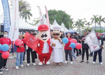 PROMOSI kempen Gerila Mamak Cyber bersama T.P The Thumb di Bazar Ramadan Seksyen 13, Shah Alam, Selangor, baru-baru ini. – FOTO/FARIZ RUSADIO