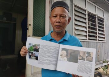 MANAN Ngah menunjukkan sebahagian gambar Fatah Ngah yang terdapat dalam buku, Fatah Kartunis Akar Terengganu di Kampung Alor Tembesu, Dungun, hari ini.