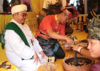 ABU Aswad Zakaria Al Kubra (kiri) ketika dalam Istiadat Melangir Senjata Warisan Istiadat Melayu Silam di Madrasah Ahbabul Mustafa Al-Islamiah di Kampung Menjual, Tumpat, Kelantan. UTUSAN/ROHANA ISMAIL