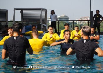 PEMAIN Harimau Malaya menjalani sesi pemulihan sebaik sahaja tiba di Yangon semalam.  - IHSAN FAM