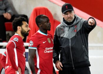 JURGEN Klopp berisiko kehilangan khidmat Sadio Mane (tengah) dan Mohamed Salah (kiri) musim depan.