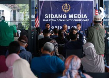 HISHAMUDDIN Hashim (tiga dari kanan) bersama hampir 140 mangsa skim pelaburan saham antarabangsa dalam sidang akhbar di Sungai Besi, Kuala Lumpur, semalam.