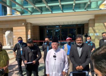 AZMI Abdul Hamid mengadakan sidang akhbar selepas menyerahkan surat bantahan dan memorandum mendesak India untuk mesti menghentikan kempen kebencian terhadap umat Islam dan minoriti kepada Perdana Menteri India, Nerendra Modi kepada wakil Pesuruhjaya Tinggi India di Kuala Lumpur.