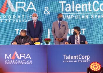 MAHDZIR KHALID (kiri) dan M. Saravanan (kanan) menyaksikan majlis  MoU antara Mara Corp dan TalentCorp dalam usaha memperkukuh usaha membangunkan modal insan di Hotel Premiera, Kuala Lumpur.