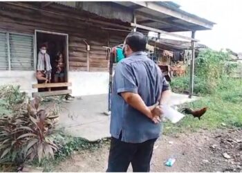 SEORANG lelaki dipercayai penghulu kampung memarahi seorang individu kerana ingkar arahan kuarantin dan keluar dari rumah walaupun positif Covid-19 di Kampung Melayu, Padang Besar, Perlis.