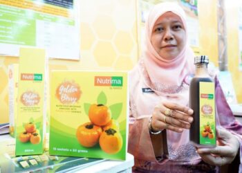 DR. ZURAIDA Ab. Rahman bersama produk minuman berasaskan terung asam yang kaya dengan asid hidroksisinamik serta antiobesiti.