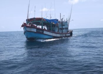 BOT nelayan tempatan dengan kru dan tekong warga Vietnam ditahan di perairan Rompin di Rompin, Pahang. - IHSAN MARITIM MALAYSIA PAHANG